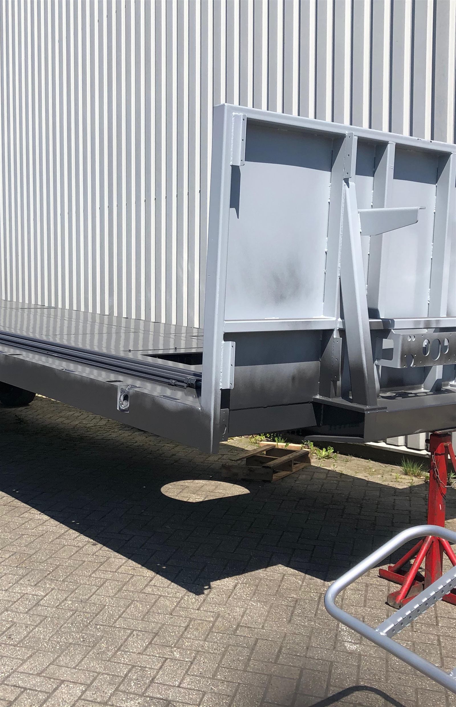 Gestraald chassis van een oplegger, klaar voor coating