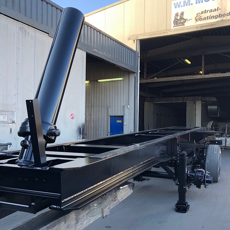 Afgewerkte aluminium kipperchassis na stralen en spuiten
