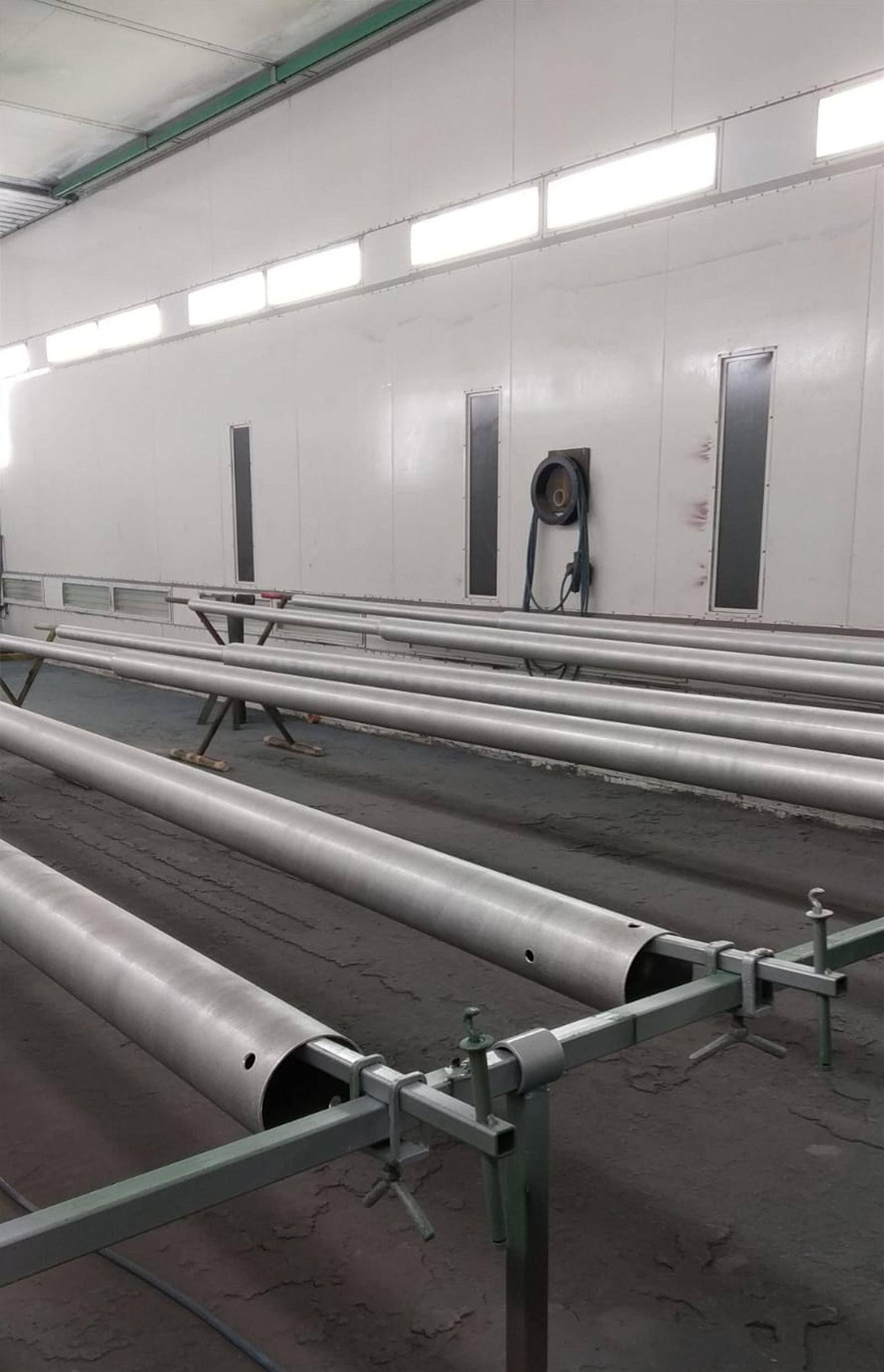 Binnenzijde van de gesloten straalcabine bij Straalbedrijf Mourits